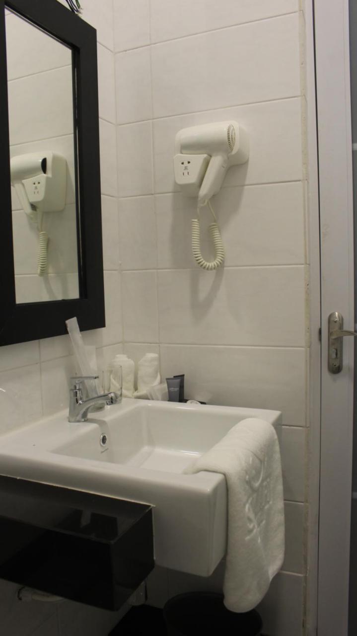 Serapi Hotel Kuching Zewnętrze zdjęcie