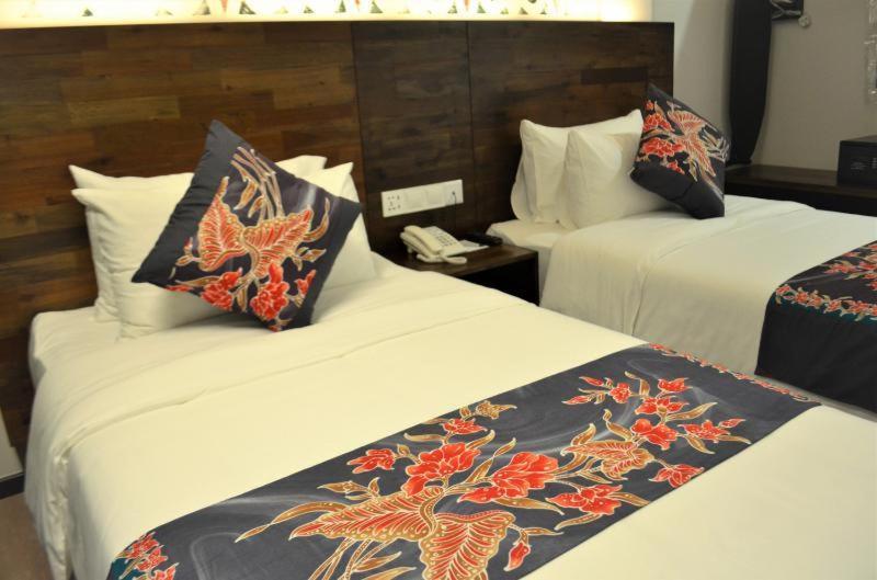 Serapi Hotel Kuching Zewnętrze zdjęcie