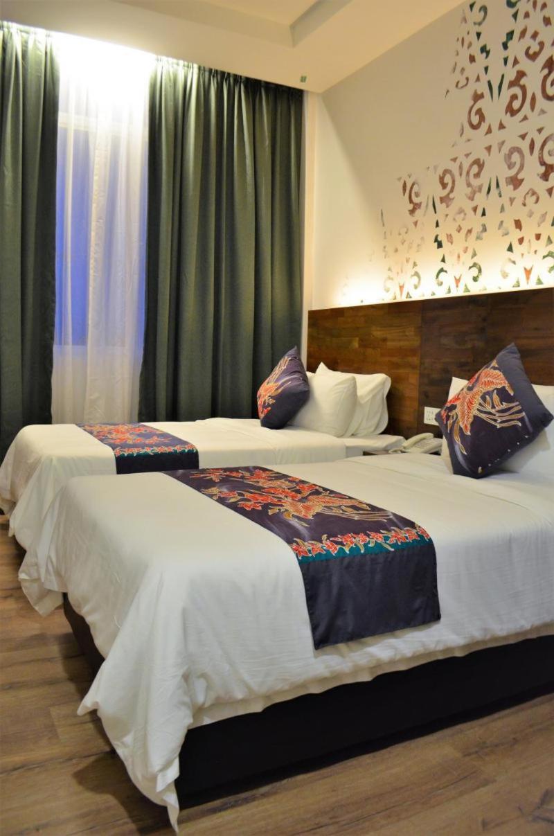 Serapi Hotel Kuching Zewnętrze zdjęcie