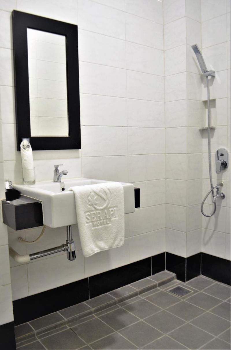 Serapi Hotel Kuching Zewnętrze zdjęcie