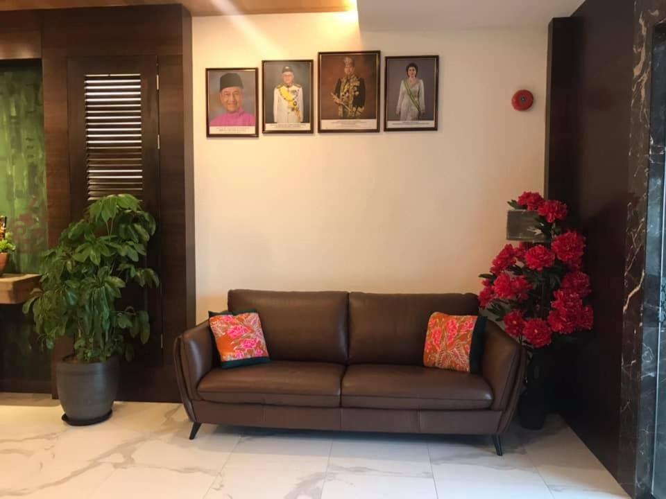 Serapi Hotel Kuching Zewnętrze zdjęcie